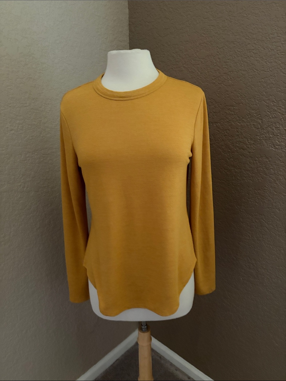 Banana Republic pretty Fall color Crewneck Long-Sleeve Top lightweight Size M